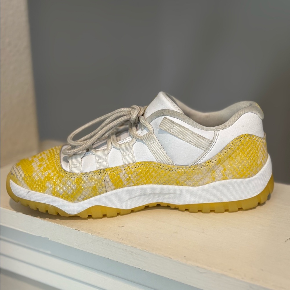 Nike Air Jordan 11 Low Snakeskin Yellow Basketball Sneaker Size 3Y 580522-107 - Picture 4 of 9
